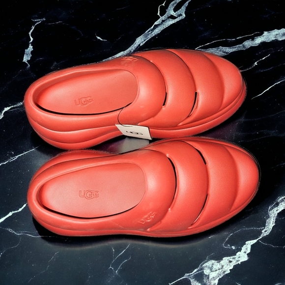 NWT Women's UGG Clog in Samba Red - Picture 4 of 5